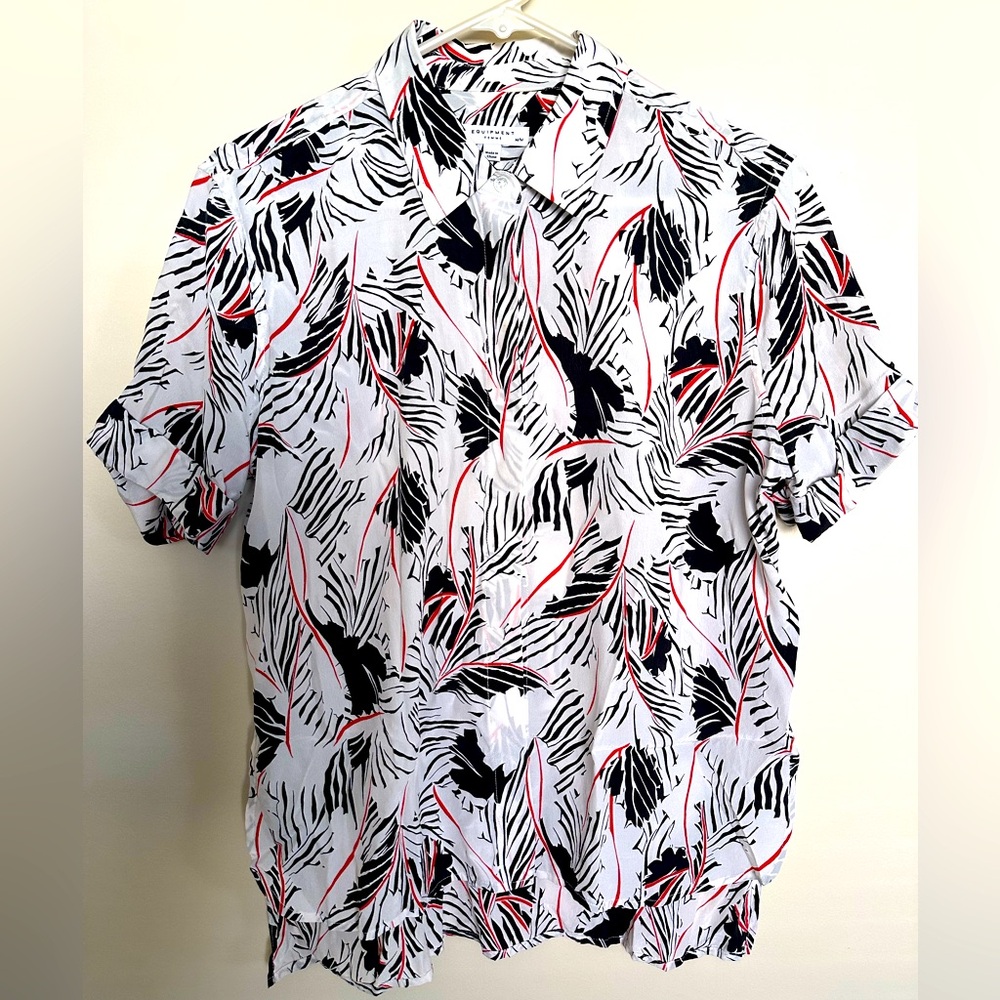 EQUIPMENT FEMME 
Size M
Silk shirt sleeve button up 
100% silk